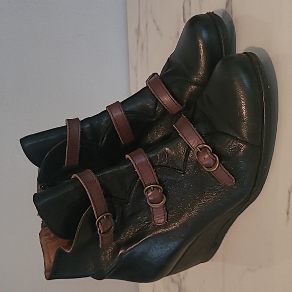 Eric Michael Lena Leather Black Brown Strappy Wedge Ankle Booties 7.5 Spain Chic - Picture 3 of 13